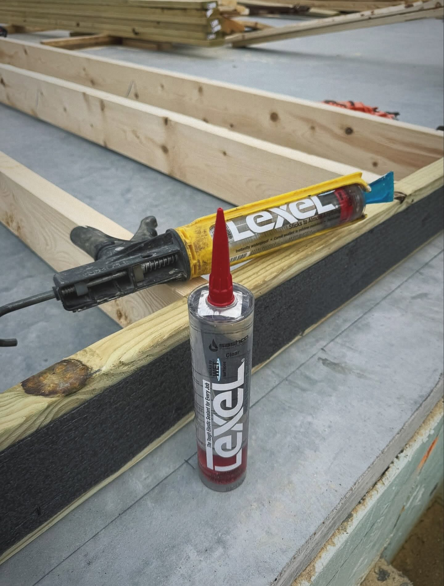 Elastic sealant at the plate transition